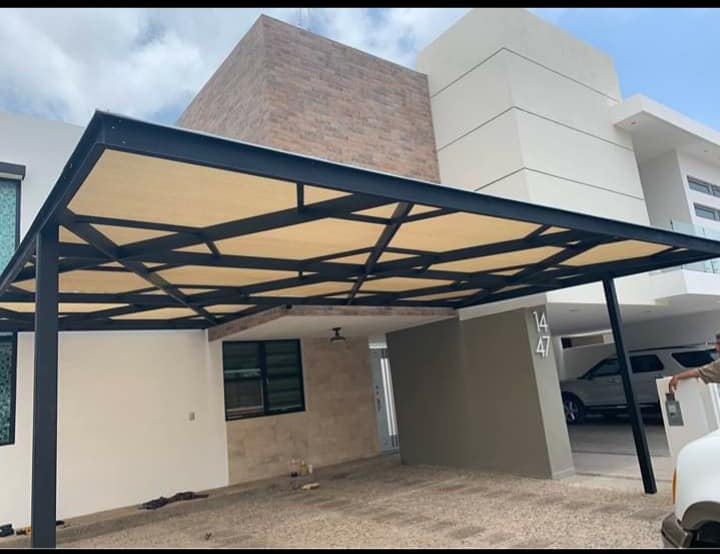 Malla sombra instalada en cochera residencial